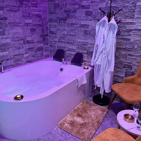 Dubai - Jacuzzi & Sauna Free Parking