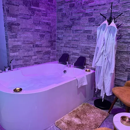 Dubai - Jacuzzi & Sauna Free Parking 아파트