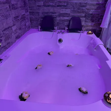 Dubai - Jacuzzi & Sauna Free Parking 아파트